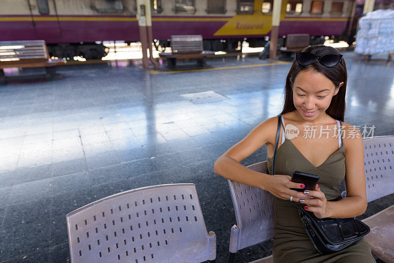 年轻美丽的多民族女游客的肖像在火车站华兰芳在泰国曼谷