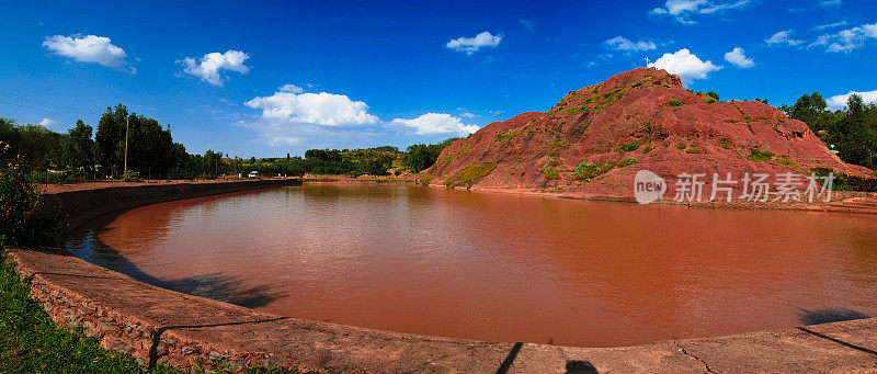 乡村景观与池塘又名示巴女王浴室，阿克苏姆，埃塞俄比亚