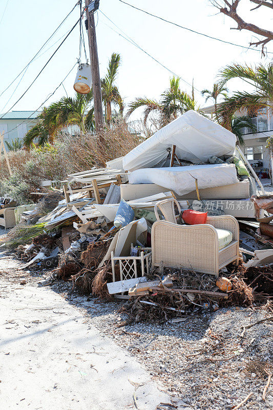 成堆的垃圾和家具被飓风造成的洪水毁坏。