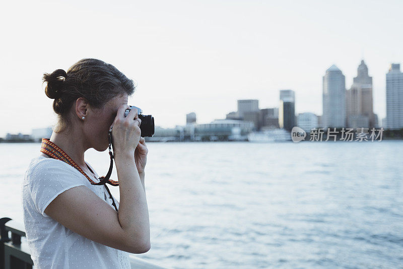 一名女子在拍摄底特律的天际线