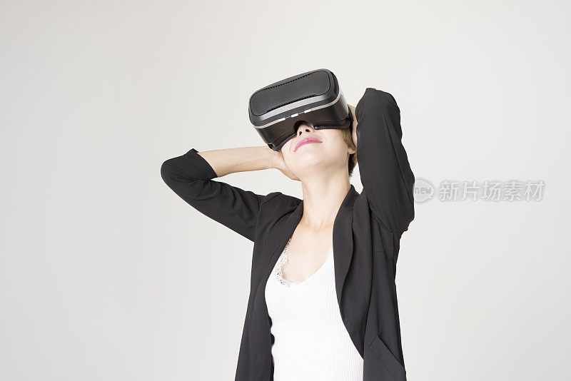 女商人在白色背景下测试虚拟现实模拟器技术