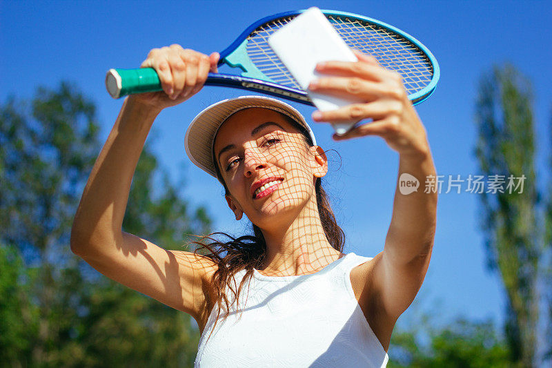 拿着网球拍自拍的女人