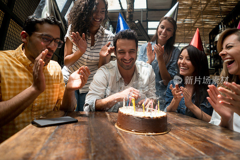 一名男子和一群朋友在餐馆庆祝他的生日