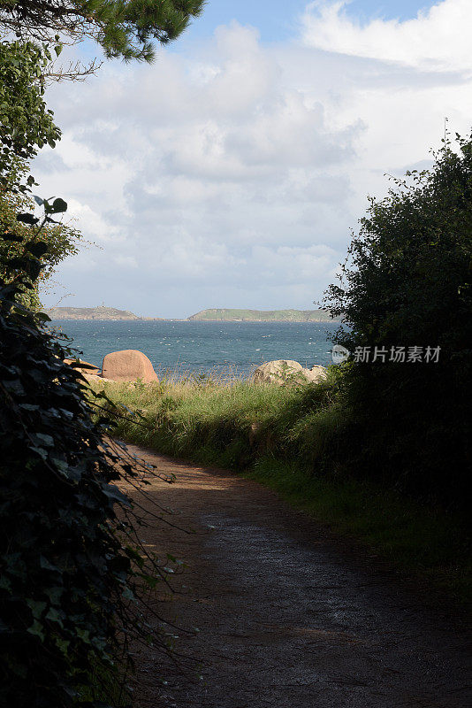 在翡翠海岸的海关官员小道-布列塔尼