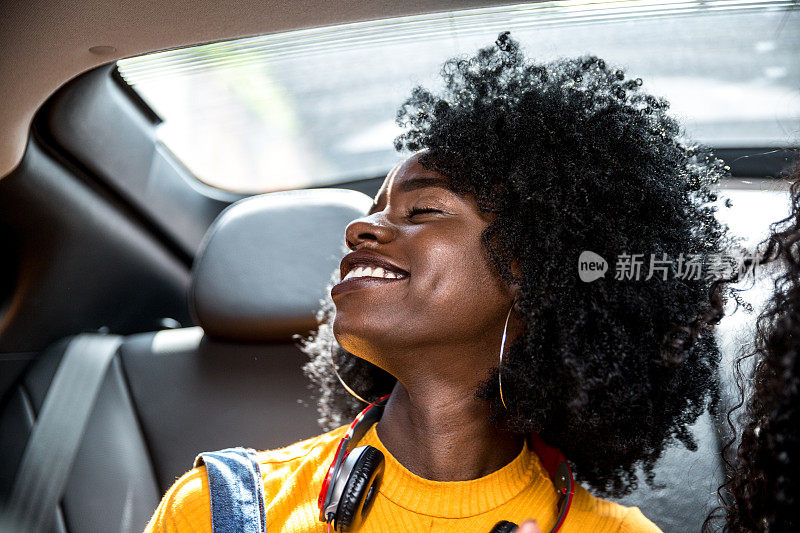黑人女孩在车里玩得很开心