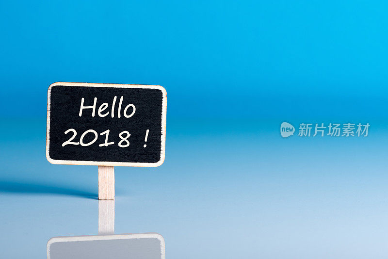 你好2018年新年-文字小标签在蓝色背景与空白卡，模型