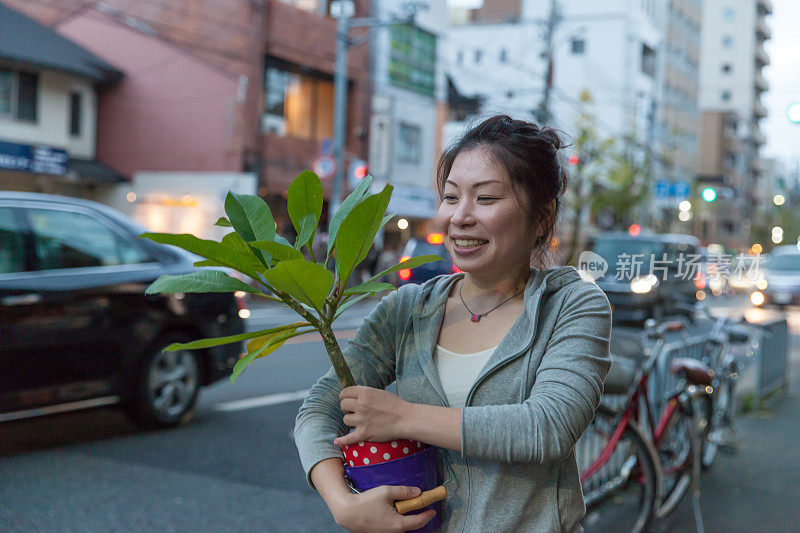 女人带着植物