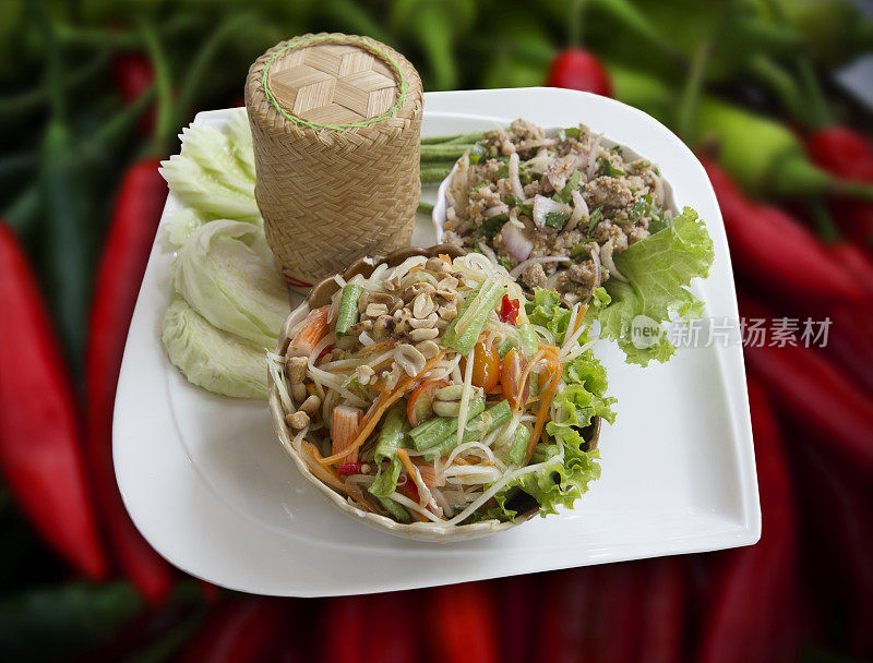 传统的泰国食物，木瓜沙拉，糯米和猪肉。