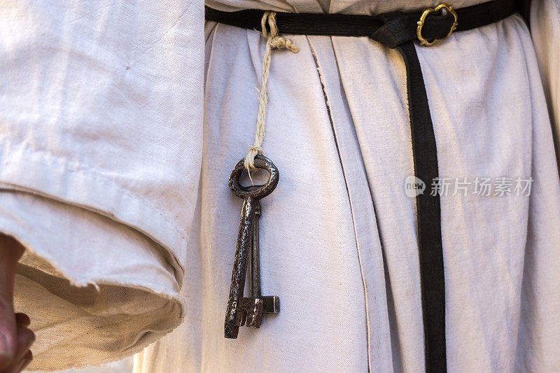 旧铁钥匙挂在皮带上，中世纪的重现