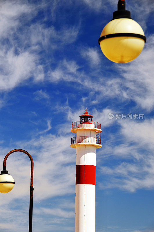 西班牙安达卢西亚加的斯省罗塔的灯塔和路灯