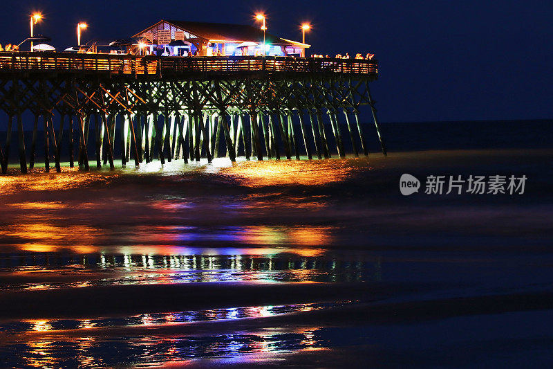 活跃的海洋海滩夜生活背景。