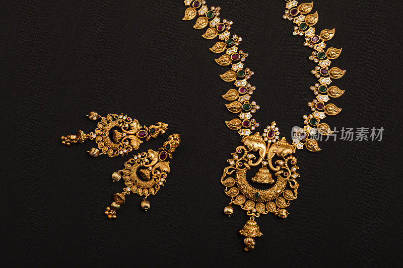 传统印度金项链与耳环
