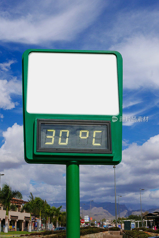 空广告牌，温度计显示30度。