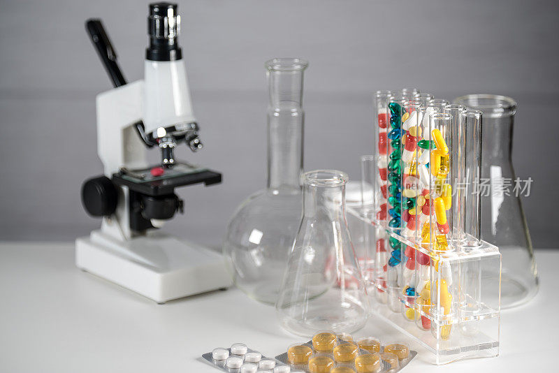 实验室显微镜。科学和保健研究背景。药物测试管