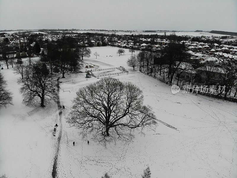 空中拍摄的雪景照片摄于英国一个小镇