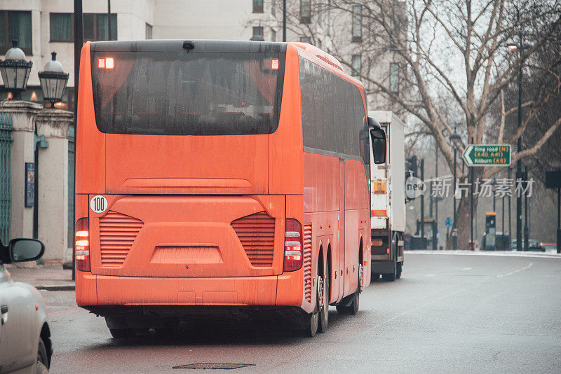 城市里的现代长途汽车