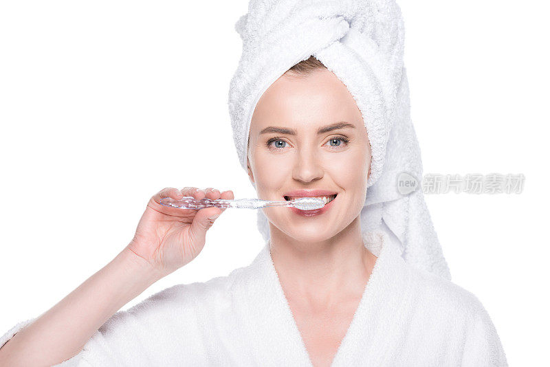女人用干净的皮肤刷牙牙齿孤立白色