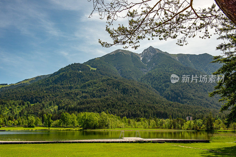 从奥地利阿尔卑斯山的野湖看到的山脉