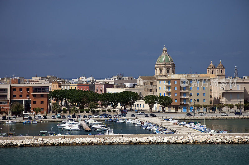 码头和防波堤在港口城市的特拉帕尼西西里