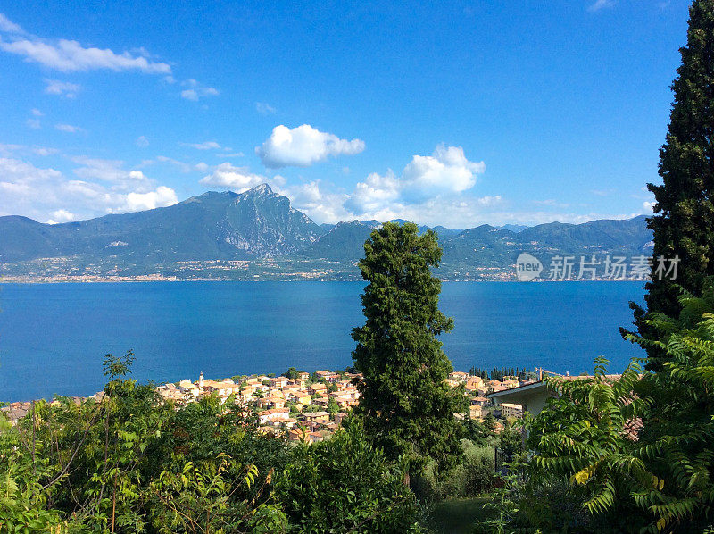 托里德尔贝纳科(加尔达湖)，意大利:俯瞰城镇