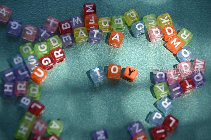 字母立方体组成的单词玩具