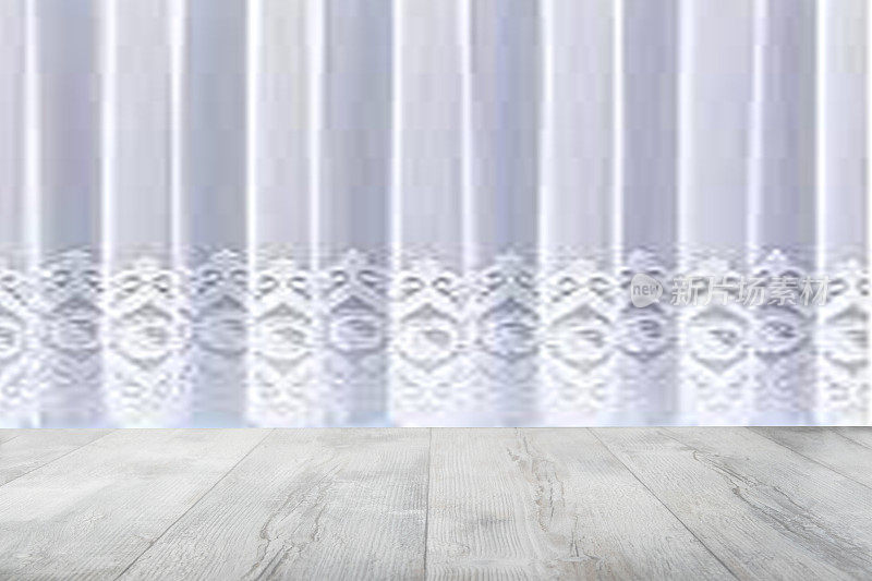 模糊的白色窗帘前的空木桌。模板为您的产品显示蒙太奇。空间。