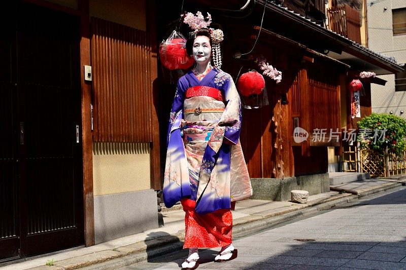 穿着舞子服装的日本女人走在京都祗园街