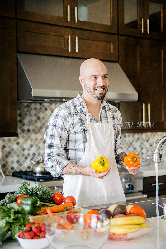 男人在厨房做饭