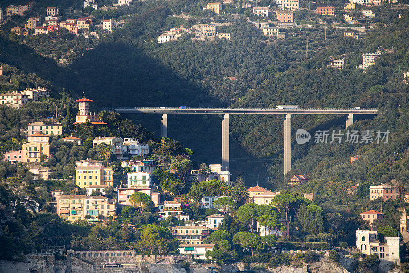 大公路桥横跨峡谷附近的美丽的海岸线附近的意大利圣玛格丽塔镇