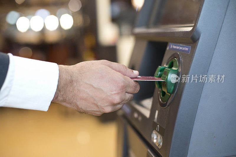 手动插入ATM信用卡