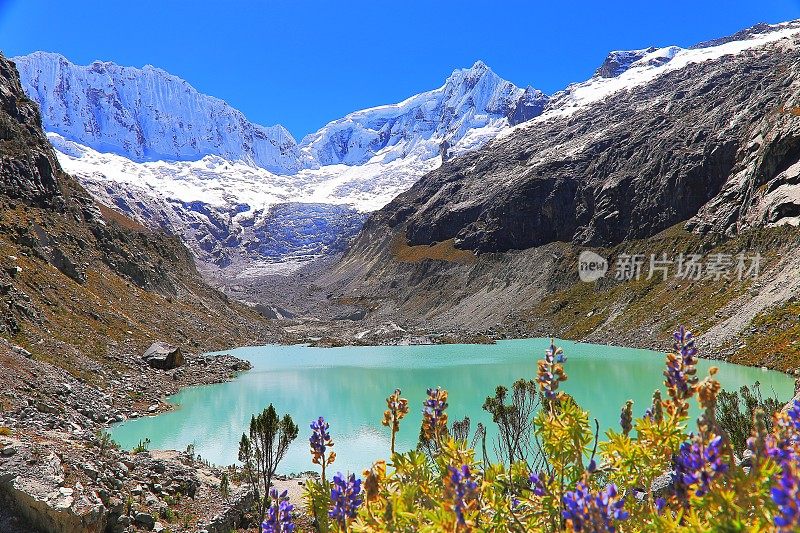 秘鲁安第斯山脉，拉古纳·拉卡湖，冰川和白雪皑皑的布兰卡山脉