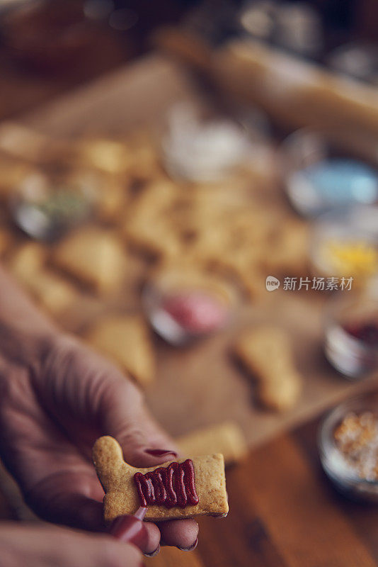 用糖霜和糖珍珠装饰圣诞饼干