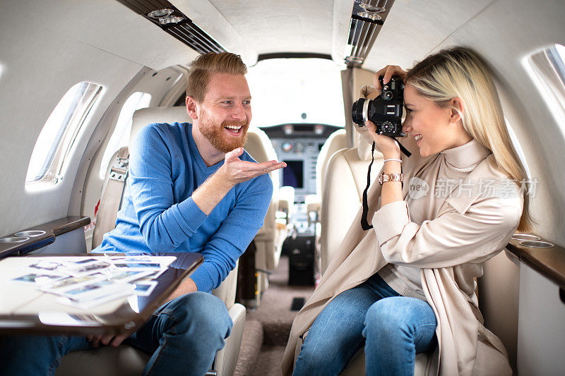一对富有的年轻游客夫妇在一架私人飞机上
