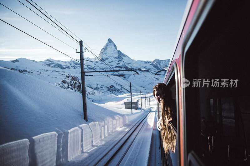 坐火车的女人从窗口看冬天的马特洪峰