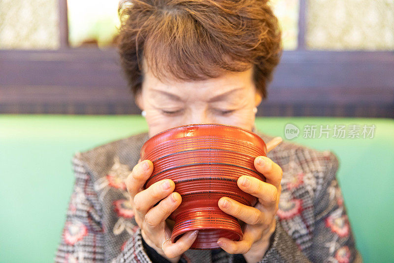 老女人在吃日本甜食