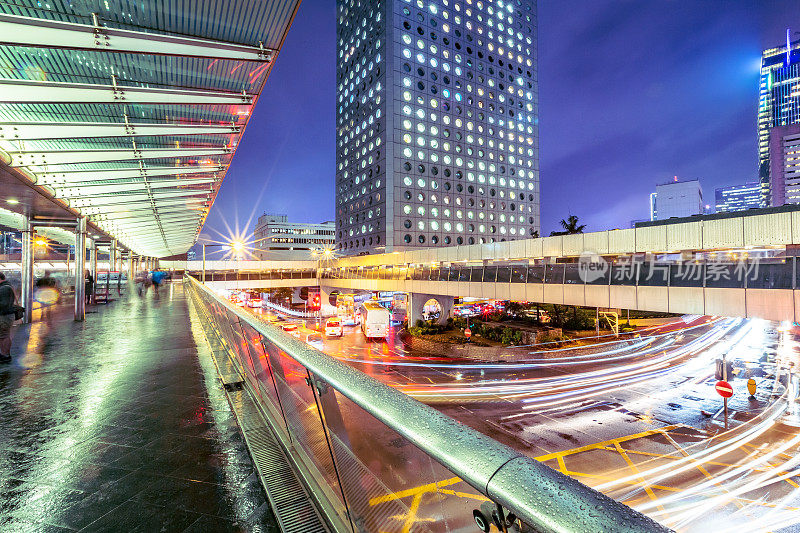 晚上下雨时，香港岛市区的人行道上挤满了人