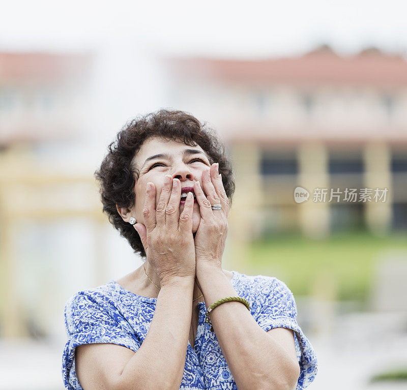 资深西班牙妇女高兴地仰望天空