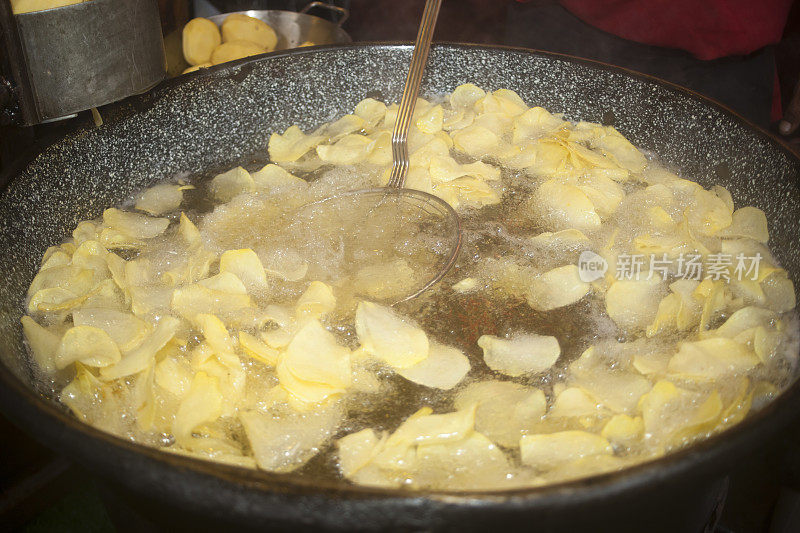 在热的食用油中炸薯片。