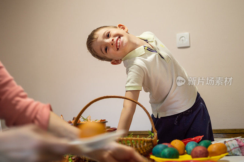 快乐的男孩在画复活节彩蛋