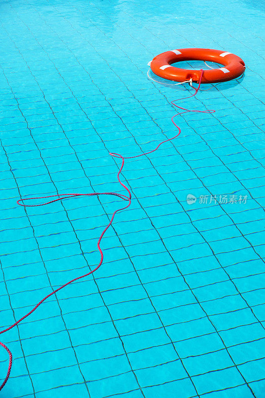 橙色救生圈漂浮在希腊游泳池