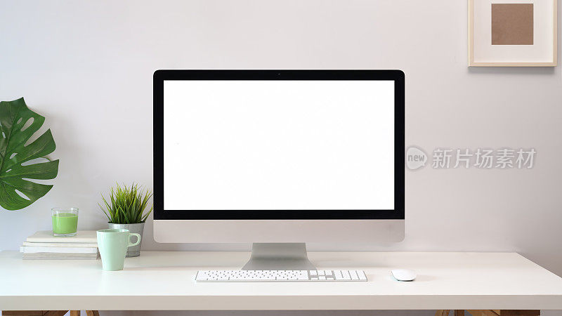 舒适的工作环境与空白屏幕电脑。
