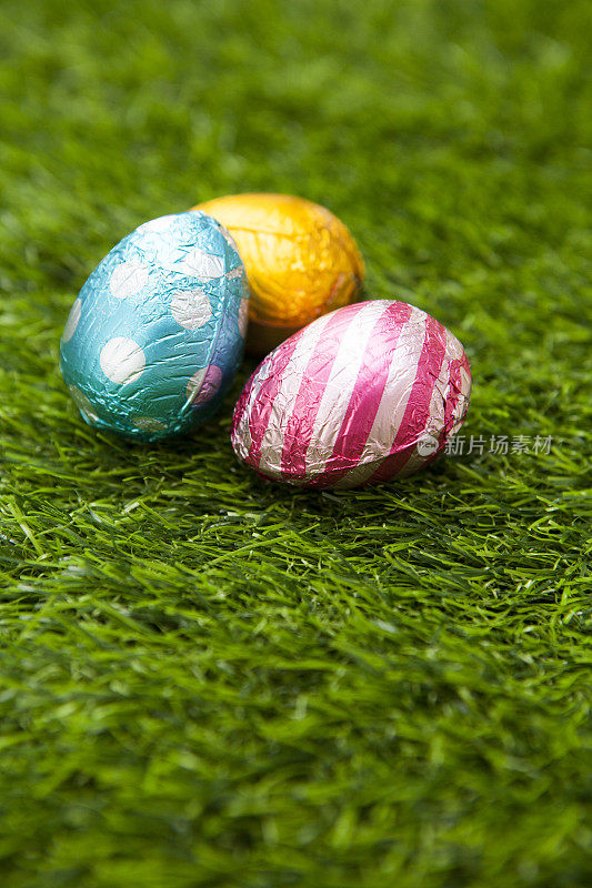 草地上裹着巧克力的复活节彩蛋
