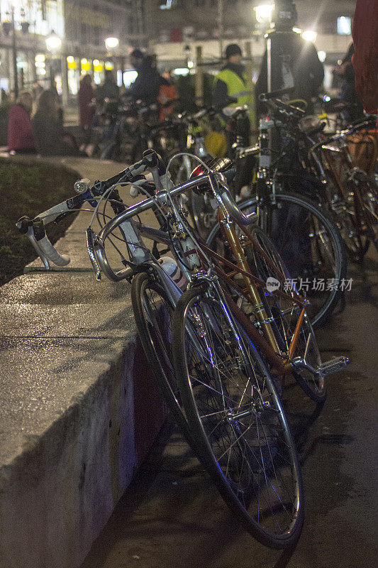 几辆自行车停在城市广场上