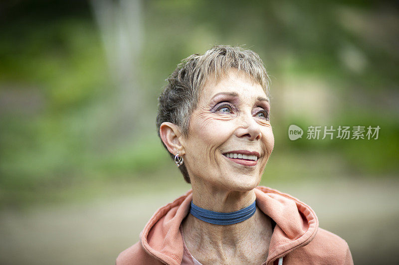 户外美丽老年女人