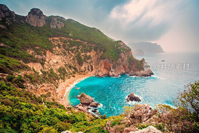希腊科孚岛爱奥尼亚海加利海滩，美丽而神奇的海景。神奇的地方。受欢迎的旅游atraction。戏剧性的一幕