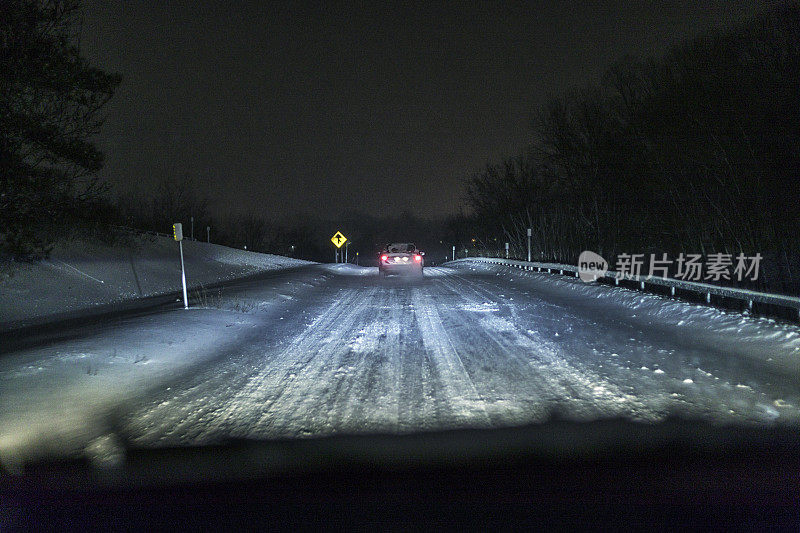 跟随汽车上山在暴风雪冬季暴风雪