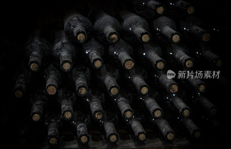黑酒窖里的满是灰尘的旧酒瓶