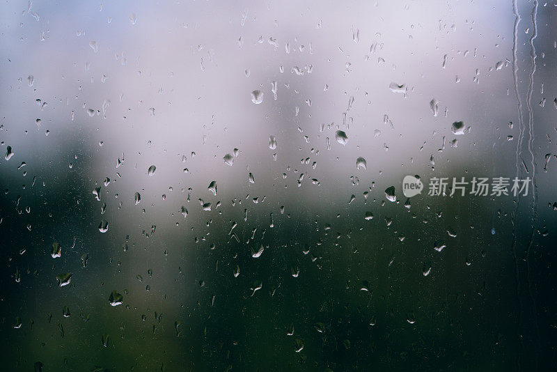 窗玻璃上的凝结，雨滴，泡泡