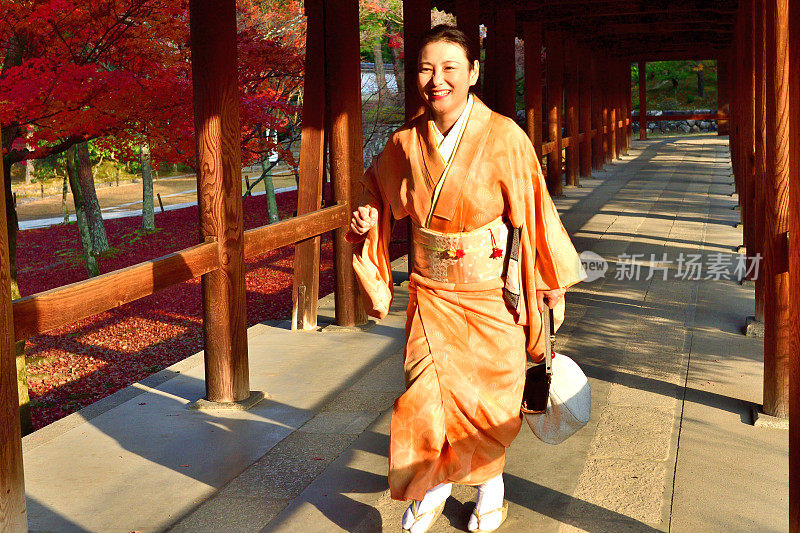 穿着和服的日本女人在京都东福寺蹦蹦跳跳