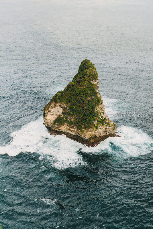 从努沙佩尼达悬崖上的海滩风景